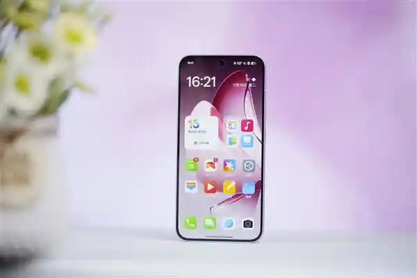 OPPO Reno13惊艳亮相！独特翅膀纹理设计引人注目
