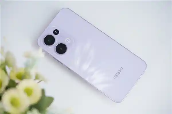 OPPO Reno13惊艳亮相！独特翅膀纹理设计引人注目