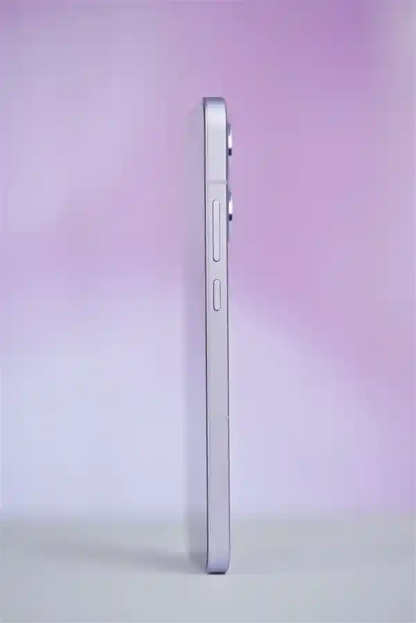 OPPO Reno13惊艳亮相！独特翅膀纹理设计引人注目