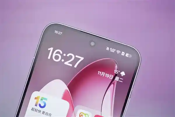 OPPO Reno13惊艳亮相！独特翅膀纹理设计引人注目
