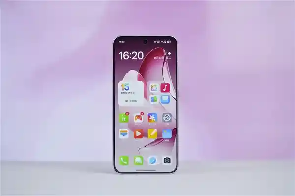OPPO Reno13翅膀纹理设计惊艳亮相，细节之美令人心动