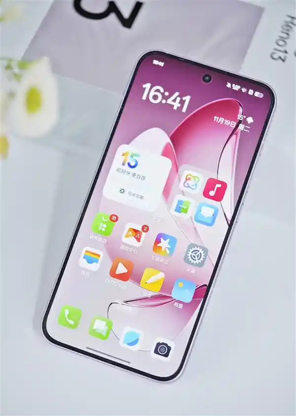 OPPO Reno13翅膀纹理设计惊艳亮相，细节之美令人心动