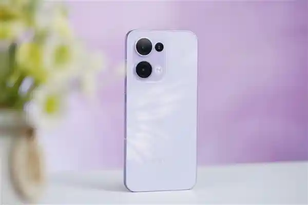 OPPO Reno13翅膀纹理设计惊艳亮相，细节之美令人心动