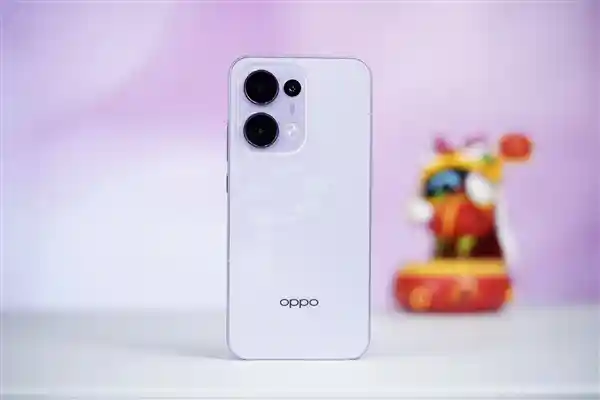 OPPO Reno13翅膀纹理设计惊艳亮相，细节之美令人心动