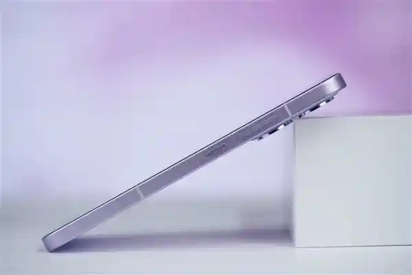 OPPO Reno13翅膀纹理设计惊艳亮相，细节之美令人心动