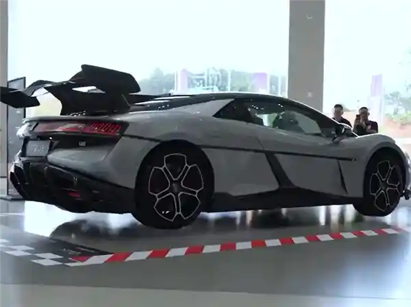U9车型升级：飞跃功能正式登场，让你感受四轮离地的刺激体验