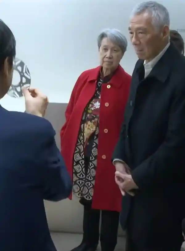 雷军亲自解说！李显龙参观小米汽车工厂，惊叹于零件构造，笑容满面