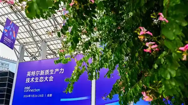 AI PC羽翼渐丰，七剑闯天山【新鲜出炉】