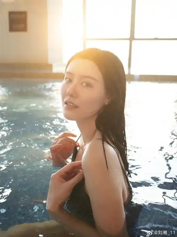 刘湘泳坛女神晒出性感泳装照，网友质疑真实度：本人亲自揭秘穿棉裤羽绒服游泳神秘秘密