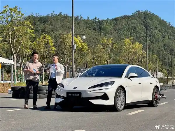 腾势Z9行驶中140km/h惊险爆胎！速览：惊心动魄