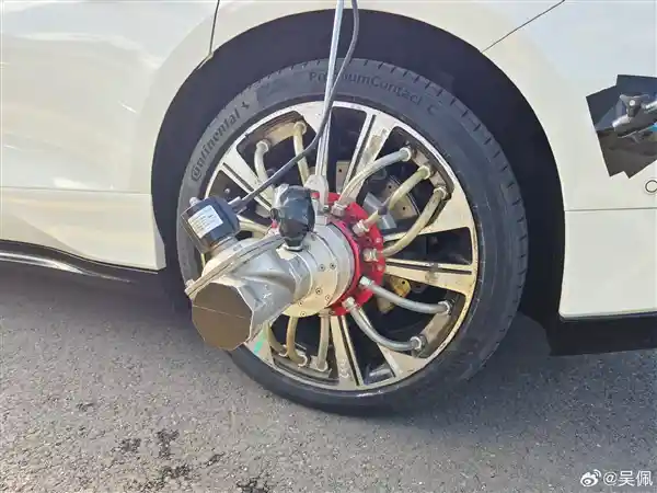 腾势Z9行驶中140km/h惊险爆胎！速览：惊心动魄