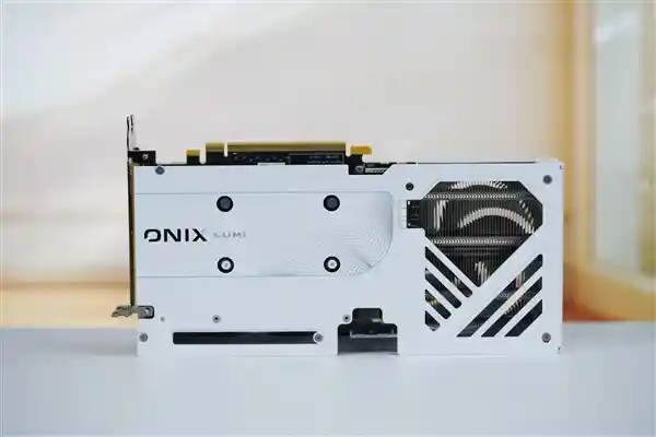 【惊艳登场！纯白双风扇Intel锐炫B580 OC显卡】