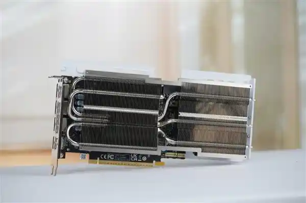 【惊艳登场！纯白双风扇Intel锐炫B580 OC显卡】