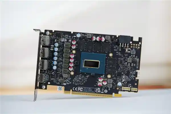 【惊艳登场！纯白双风扇Intel锐炫B580 OC显卡】