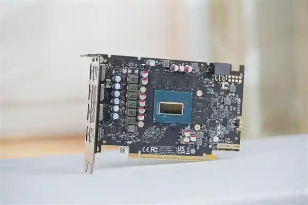 【惊艳登场！纯白双风扇Intel锐炫B580 OC显卡】