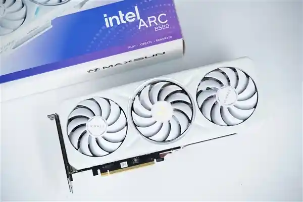 探索铭瑄Intel Arc B580 iCraft 12G显卡：独特陶瓷质感带来视觉盛宴