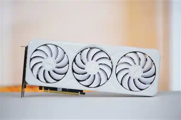探索铭瑄Intel Arc B580 iCraft 12G显卡：独特陶瓷质感带来视觉盛宴
