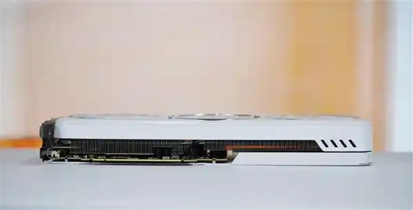 探索铭瑄Intel Arc B580 iCraft 12G显卡：独特陶瓷质感带来视觉盛宴