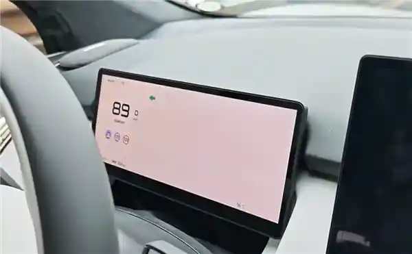 小鹏P7高速自动驾驶中突然迷失，车载屏幕全黑现象频现