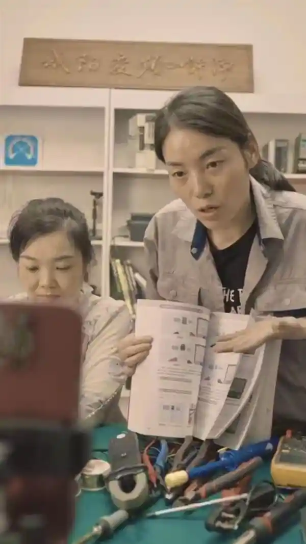 抖音电商助力！电工界花木兰70万人线上导师，技术工人知识带货火爆