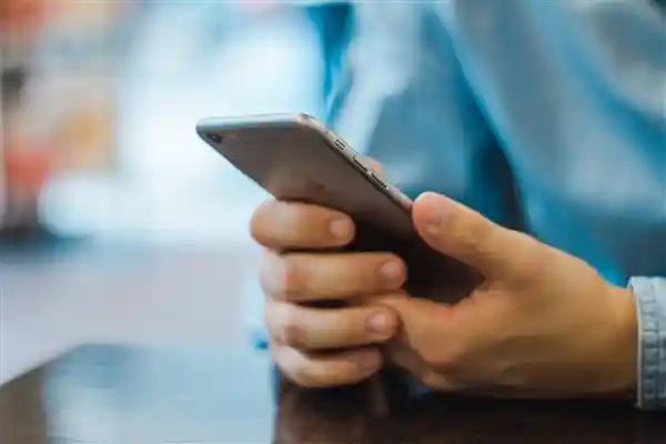 iPhone用户惨遭闪退困扰 豆瓣App故障原因曝光：缓存配置失误 专家建议卸载重装