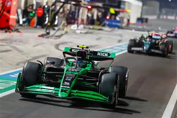 卡塔尔站首秀！中国F1车手周冠宇摘全场最佳，历史性首积分入账