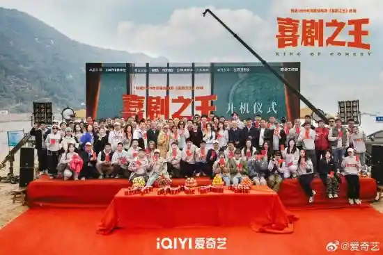 《杨超越领衔主演《喜剧之王》剧版开机，曝光路透照引燃热搜热情！》