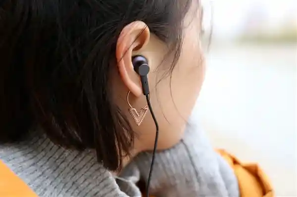 AI音乐横行，唱片业叫停！ - 中国互联网每天上百万非法盗版音乐问题严重