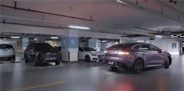 「鸿蒙智行泊车代驾VPD全新升级！自动泊车、接驾功能全面开启」