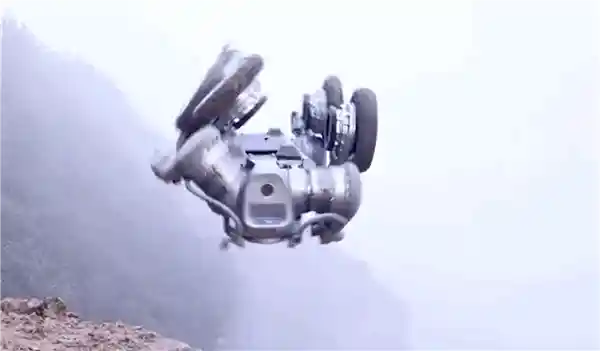 宇树科技B2-W工业轮足机器狗：惊艳登山、飞跃水域，轻松完成侧空翻！