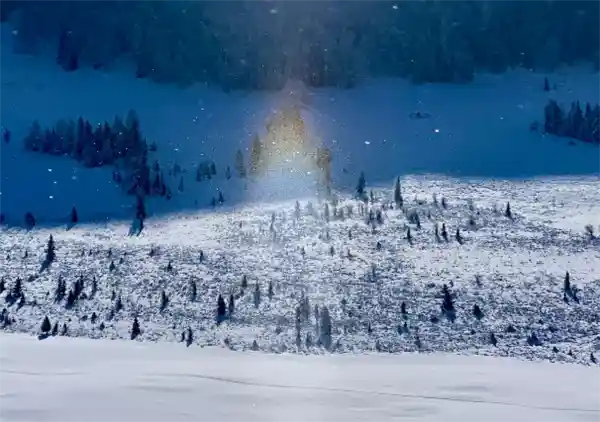 四川雪山现神秘钻石尘：惊现时空之门