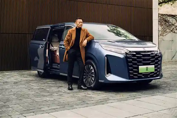张涵予成为比亚迪夏MPV形象大使，硬汉形象引领新风潮