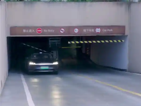 余承东实测：享界S9智能驾驶完全无人干预，实现‘无人车位到车位’全程体验！