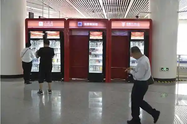 地铁新体验：站内试行免洗快剪、面包店、快餐车