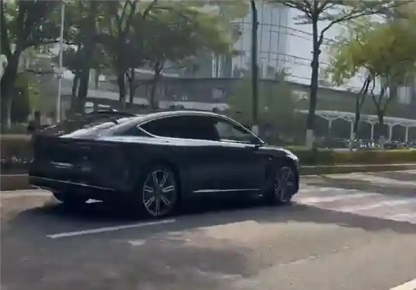 揭秘蔚来ET9豪华电动轿车：真车路试，尽显高端气质
