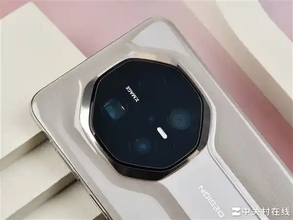 华为Mate 70 RS大师版：致敬手机巅峰