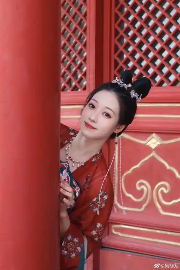 网红吴柳芳不满公司规定，拒绝擦边涨粉，坚守三观正！