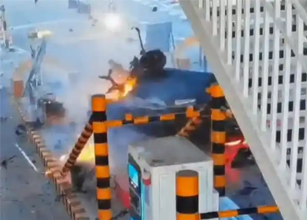 醉汉启动自动驾驶撞上收费站引发爆炸火光