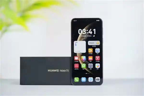 震撼来袭！华为Mate 70曜石黑，小直屏带来全新手感享受