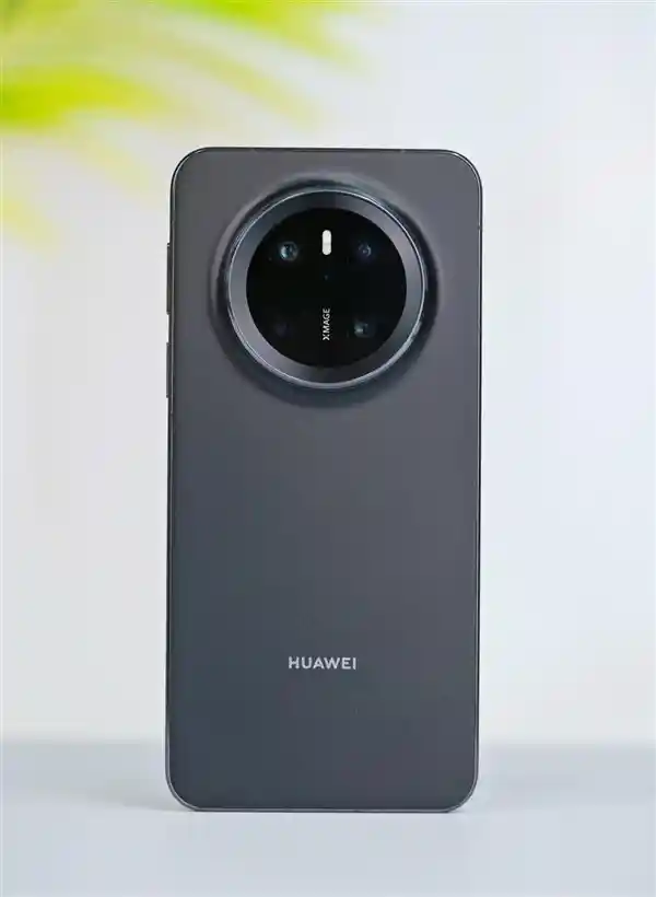 震撼来袭！华为Mate 70曜石黑，小直屏带来全新手感享受