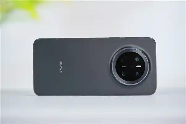 震撼来袭！华为Mate 70曜石黑，小直屏带来全新手感享受
