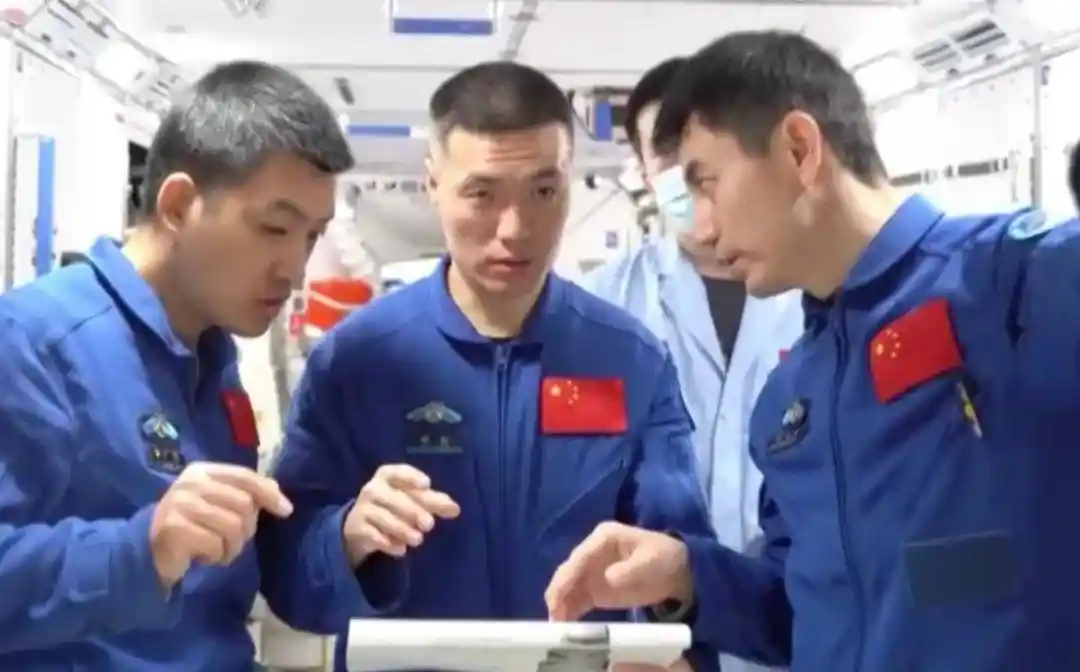 神十八回家后悄无声息？空间站遭撞击，神舟十九号计划出舱加固！