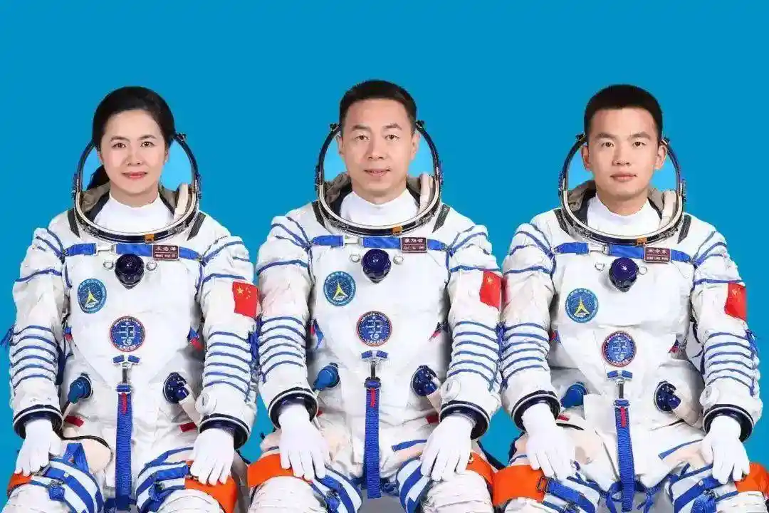 神十八回家后悄无声息？空间站遭撞击，神舟十九号计划出舱加固！