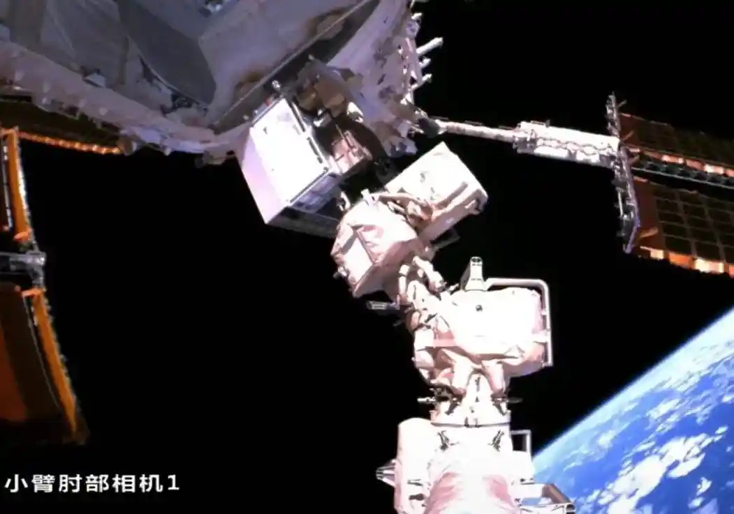 神十八回家后悄无声息？空间站遭撞击，神舟十九号计划出舱加固！