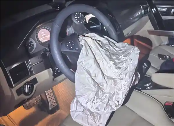 司机猛打方向盘，大奔驰直冲水马护栏！