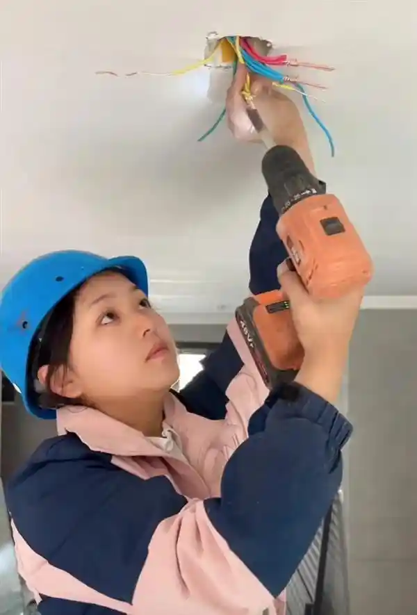电工女孩抖音直播带货：剥线钳成直播间神器