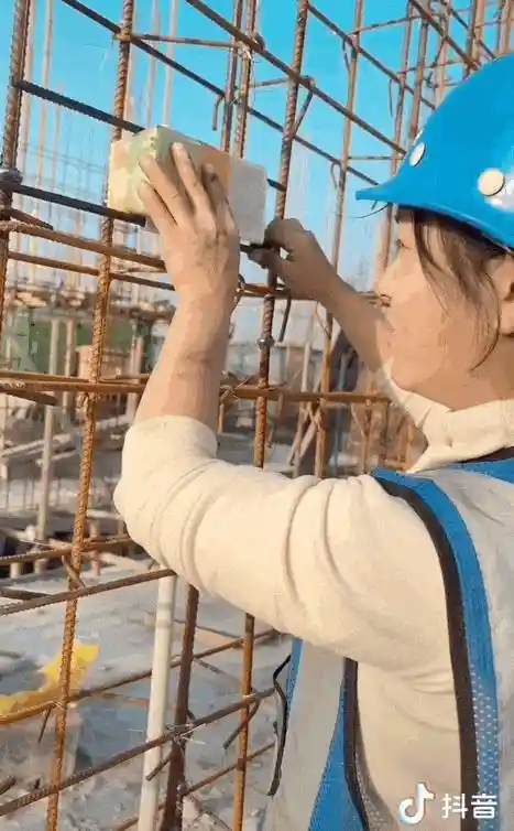 电工女孩抖音直播带货：剥线钳成直播间神器