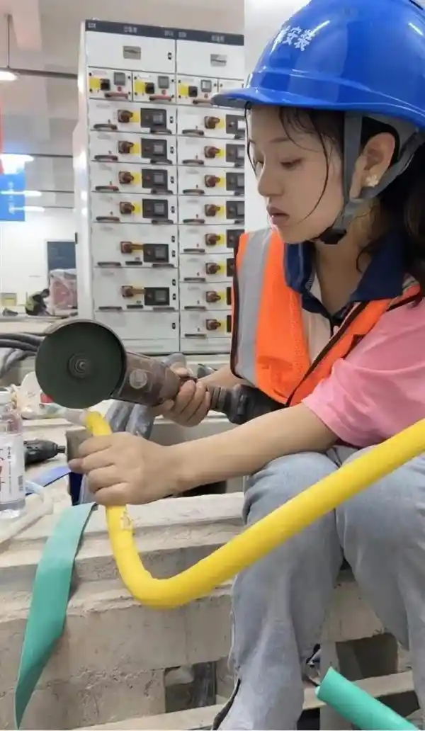 电工女孩抖音直播带货：剥线钳成直播间神器