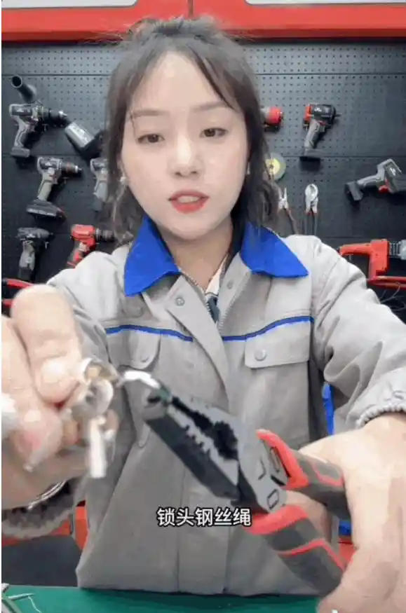 电工女孩抖音直播带货：剥线钳成直播间神器