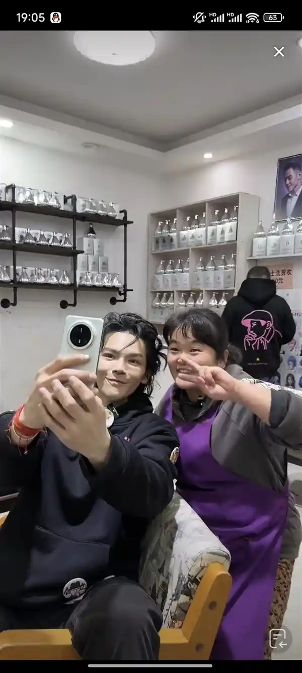 向佐晓华华为Mate 70拍合照，理发过程曝光！